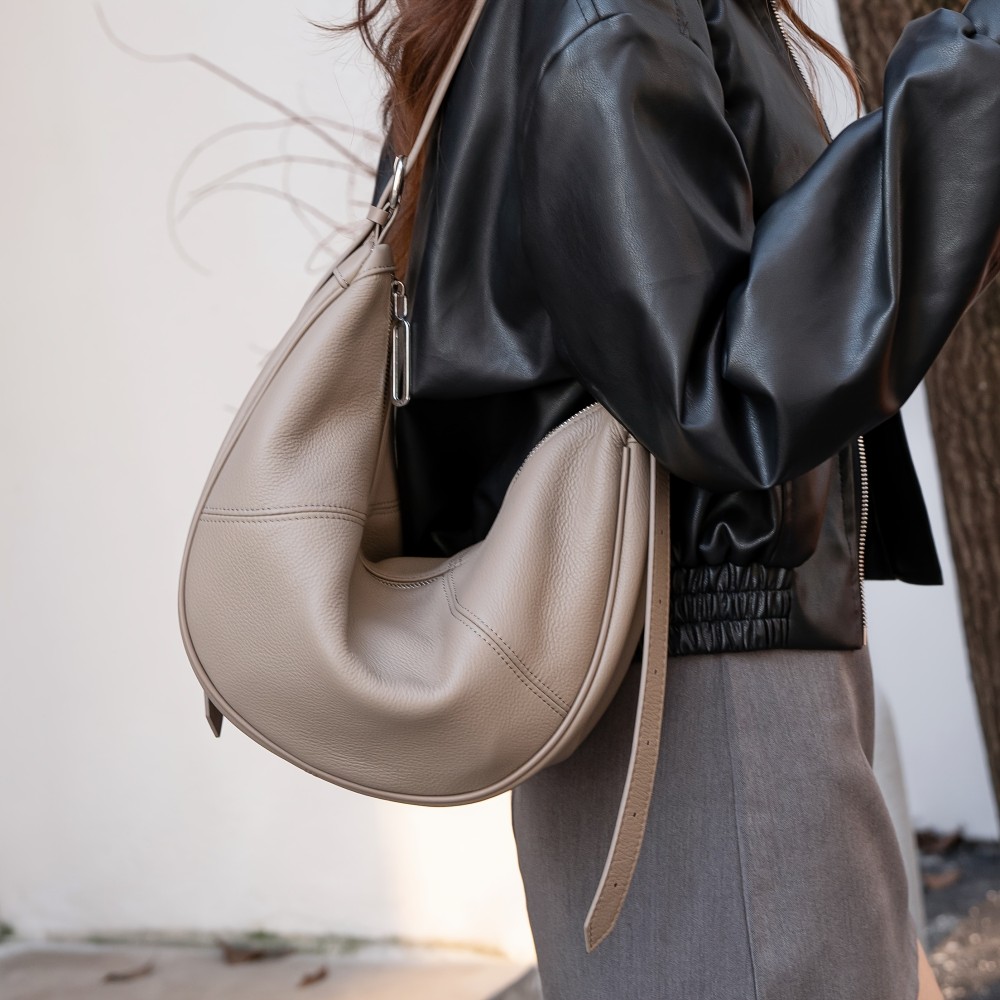 Women's Large Capacity Handbag - Elegant Full-Grain Crossbody Bag with Golden-Tone Hardware, Zipper Closure & Lining, Structured Round Top & Flat Base